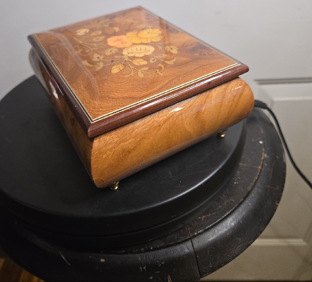 Reuge Inlaid Floral Wooden Music Box with Brass Accents Made In Italy - Picture 7 of 10